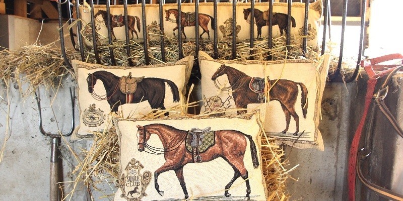 Exklusive Pferdegeschenke: Decken & Kissen für Reiter & Pferdefreunde